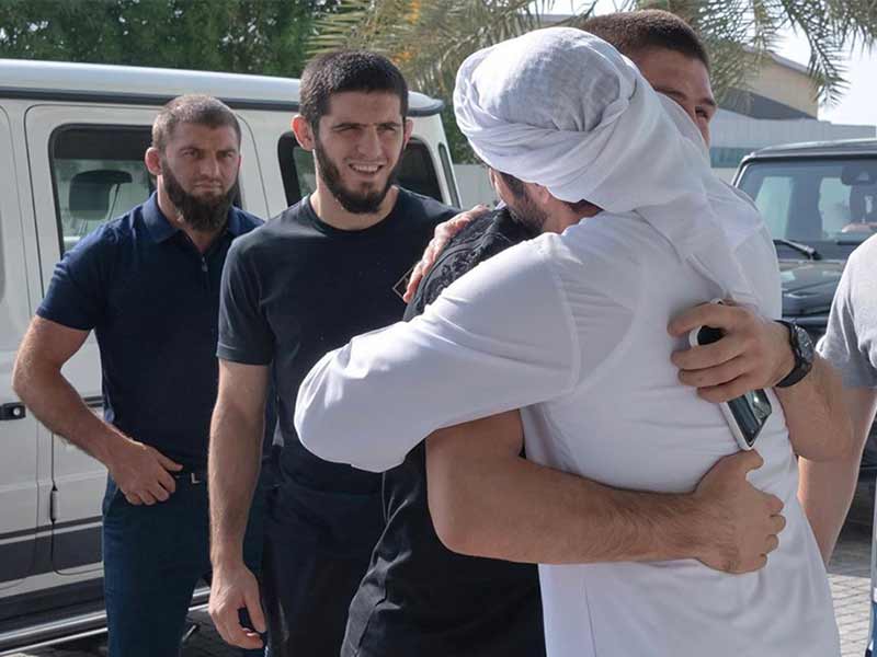 ولي عهد دبي يستقبل المصارع العالمي محمدوف... شاهد الصور